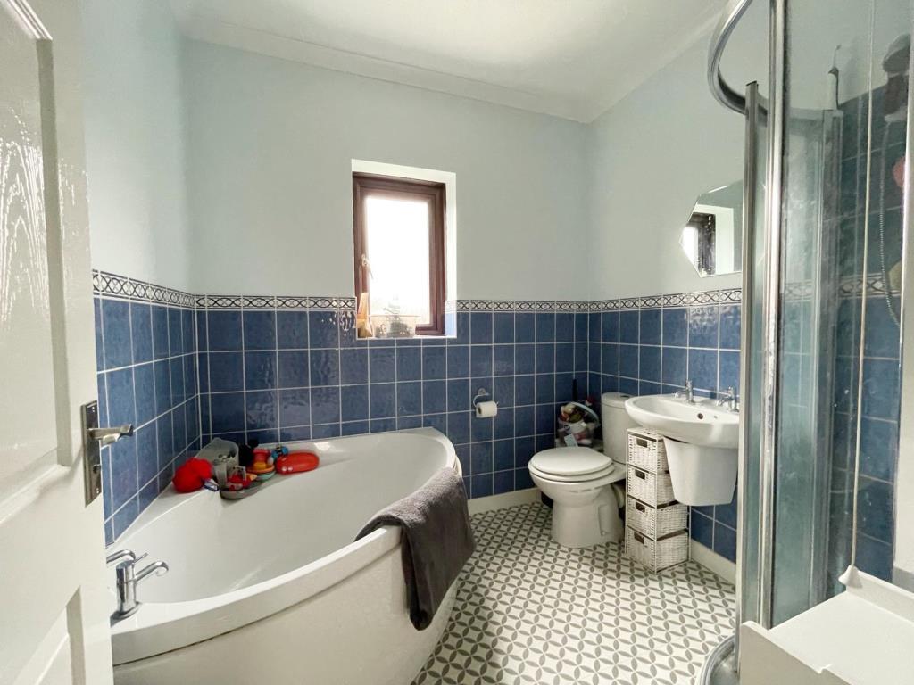 Lot: 4 - THREE-BEDROOM SEMI-DETACHED HOUSE FOR INVESTMENT - Bathroom with shower and W.C.